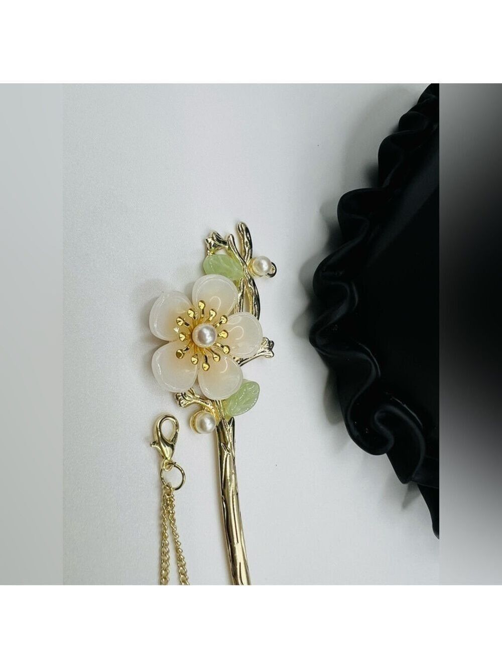 Elegant Gold and White Floral Hairpin with Pearl Accents - Picture 2 of 4